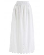 Falda larga con abertura lateral y ojales bordados en blanco
