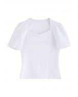 Camiseta con escote cuadrado y hombros abullonados en blanco