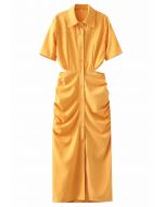 Vestido camisero fruncido lateral con abertura en la cintura en amarillo