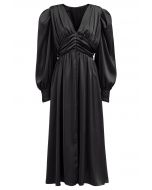 Vestido midi fruncido con cuello en V y mangas abullonadas en negro