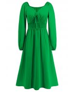 Vestido midi con escote en forma de corazón y lazo en la parte delantera en verde