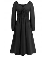 Vestido midi con escote en forma de corazón y lazo en la parte delantera en negro