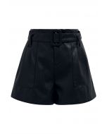 Pantalones cortos negros con cinturón de cuero sintético de Urban Edge