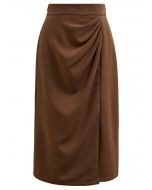 Encantadora falda lápiz con abertura delantera y pliegues en color canela