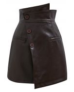 Minifalda asimétrica con solapa y botones de piel sintética en marrón