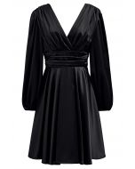 Vestido de satén con escote en V y cintura fruncida en negro