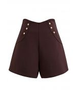 Shorts decorados con botones de cintura alta en color burdeos