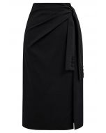 Falda con abertura delantera y fajín anudado en negro