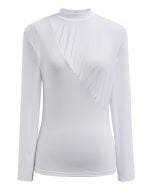 Blusa ajustada con cuello alto y detalles fruncidos en color blanco