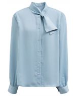 Camisa de satén con botones y cuello anudado en azul