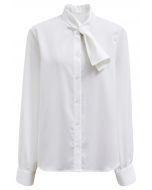 Camisa de satén con botones y cuello anudado en blanco