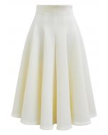 Falda elegante con silueta acampanada en color crema