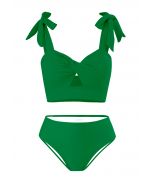 Conjunto de bikini con abertura torcida y hombros anudados en verde
