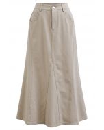 Falda vaquera con bolsillos laterales y detalle de costuras en color caqui claro
