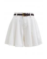 Pantalones cortos de mezclilla con cinturón plisado de Summer Staple en blanco