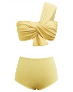 Conjunto de bikini con textura anudada de un solo hombro en amarillo