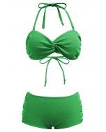 Conjunto de bikini halter con pliegues laterales y detalle retorcido en verde