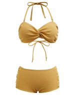 Conjunto de bikini halter con pliegues laterales y detalle retorcido en color mostaza