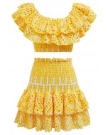 Conjunto de minifalda y top corto fruncido con hombros descubiertos y volantes en amarillo