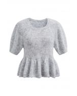 Top de punto peludo con escote peplum y detalle de volantes en gris