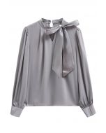 Top de satén con lazo de organza perlada en gris