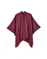 Poncho con dobladillo con flecos y bolsillos suaves Whisper en color burdeos