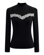 Blusa de cuello alto con ribete de crochet Tender Touch en color negro