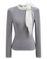 Top de punto acanalado con broche de plumas de rosa en gris