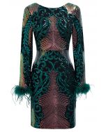 Vestido ajustado con ribete de plumas y lentejuelas deslumbrantes en color verde oscuro