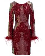 Vestido ajustado con ribete de plumas y lentejuelas deslumbrantes en rojo