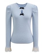 Blusa de punto con puños de encaje y lazo delicado en azul bebé