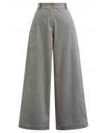 Pantalones anchos con bolsillos de parche laterales en color gris