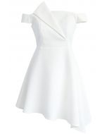Encantador Vestido Blanco Asimétrico con Hombros Descubiertos